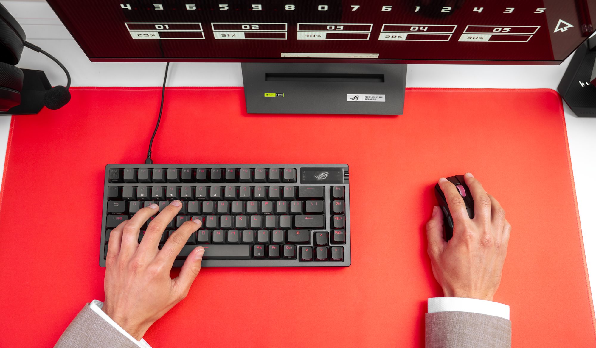 Một cái nhìn từ trên xuống của một con chuột và bàn phím tại bàn văn phòng, với một người đàn ông trên mỗi