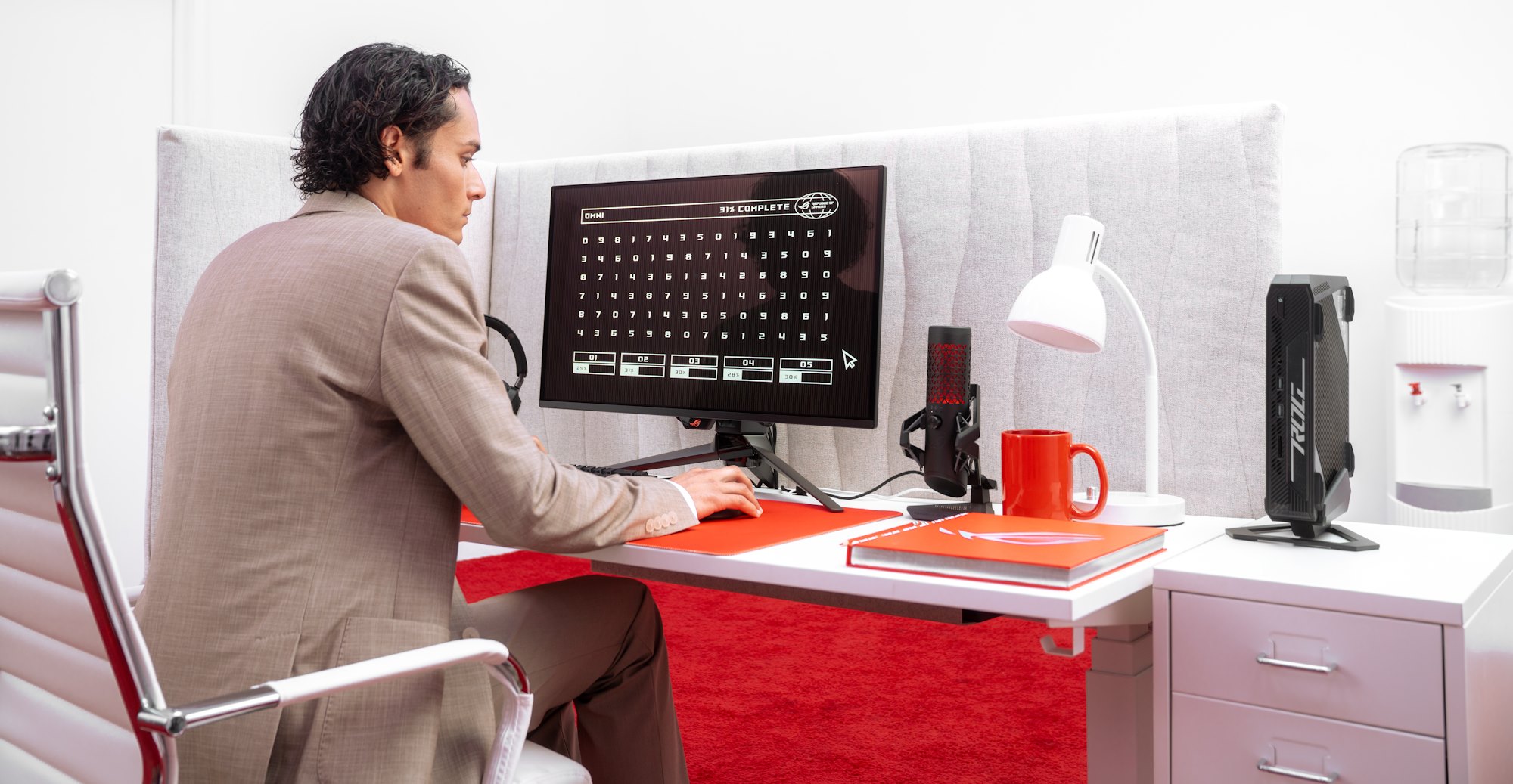 Một chàng trai trẻ trong một tủ văn phòng thực hiện một số sắp xếp bằng cách sử dụng máy tính Rog Nuc Mini của mình