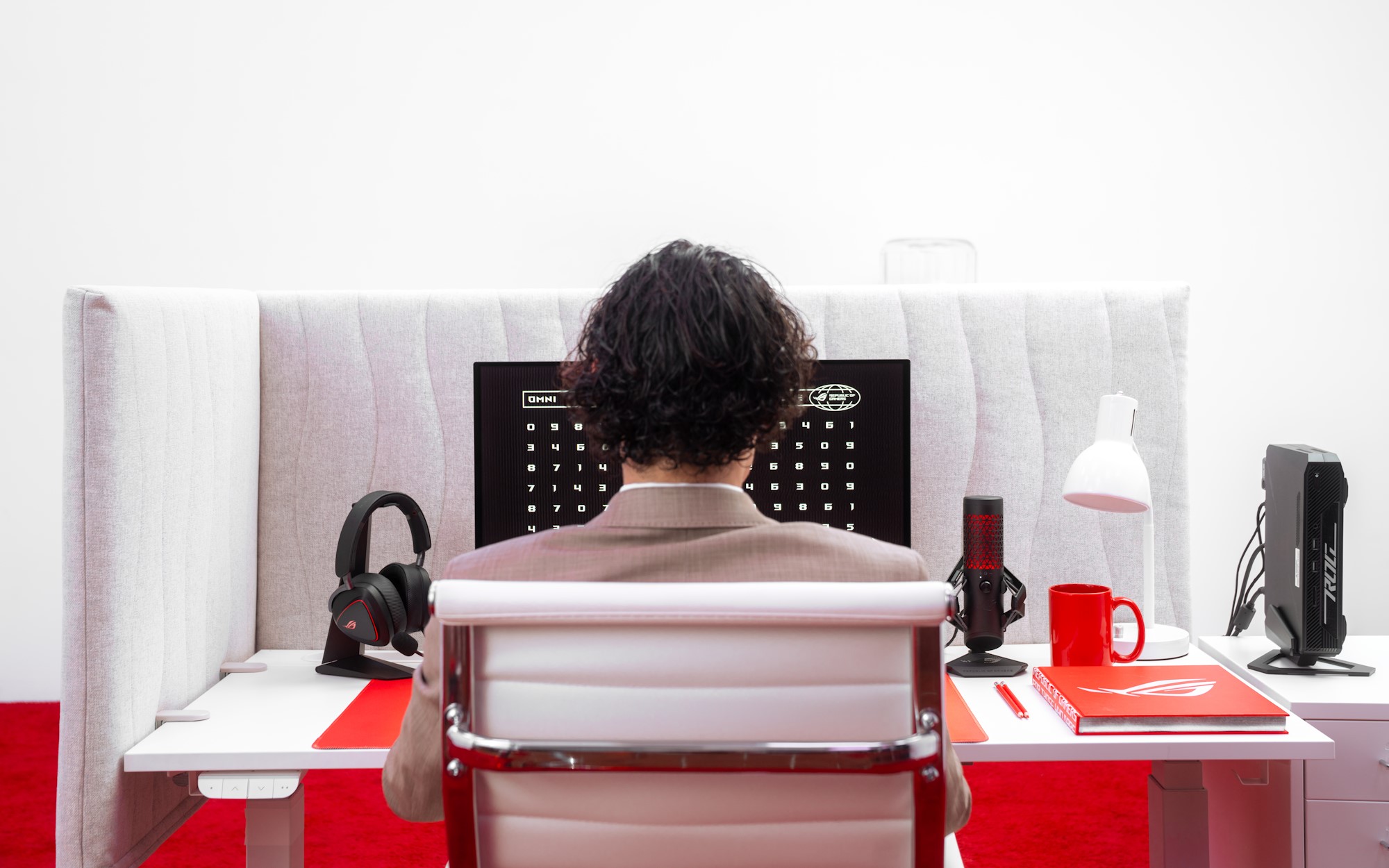 Một cái nhìn về phía sau đầu của một chàng trai trẻ khi anh ta làm việc tại một bàn văn phòng