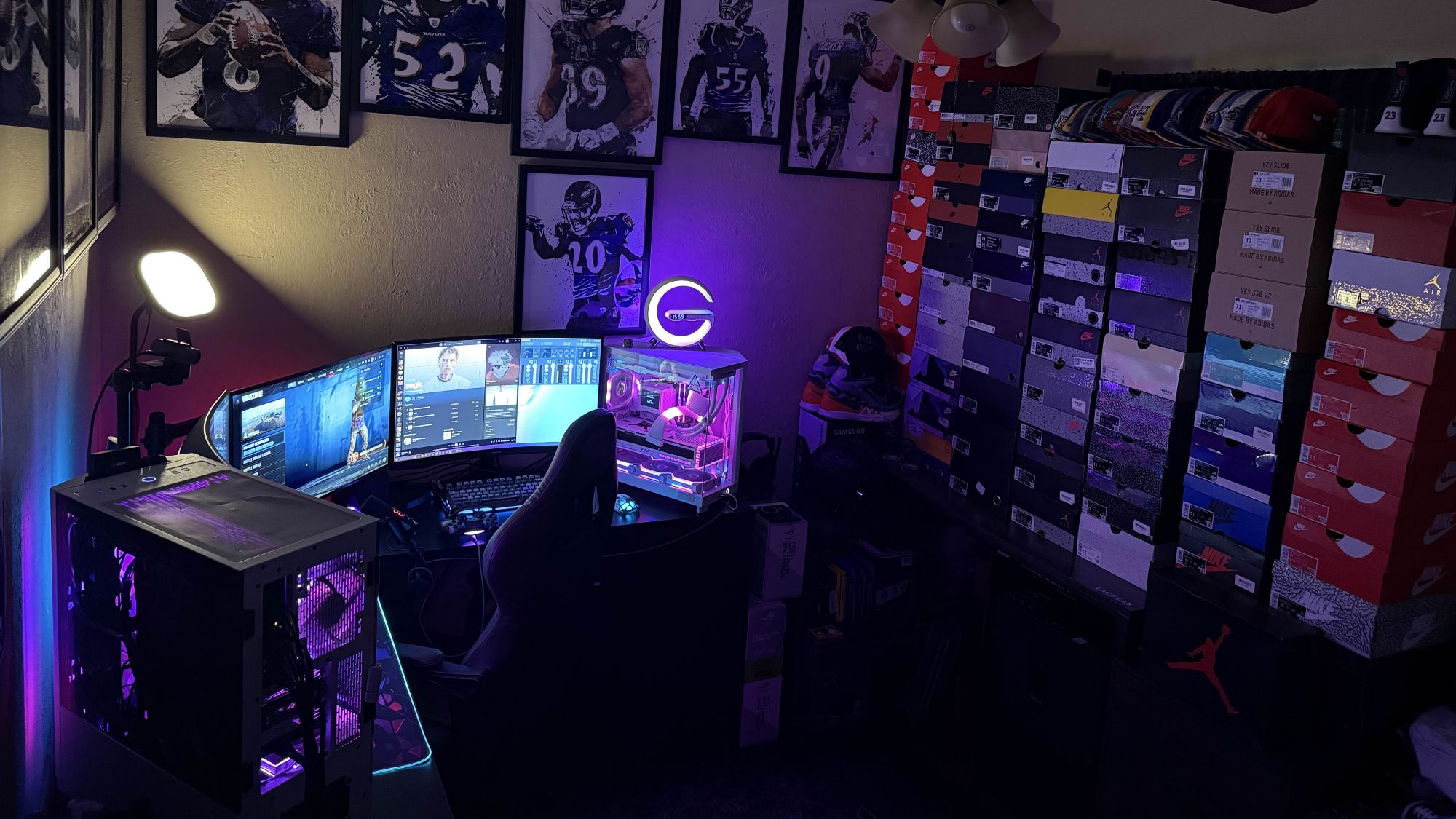 Người dùng Discord Ithaboyatown thiết lập PC có hai máy tính để bàn, ba màn hình và rất nhiều áp phích cầu thủ bóng đá đóng khung.