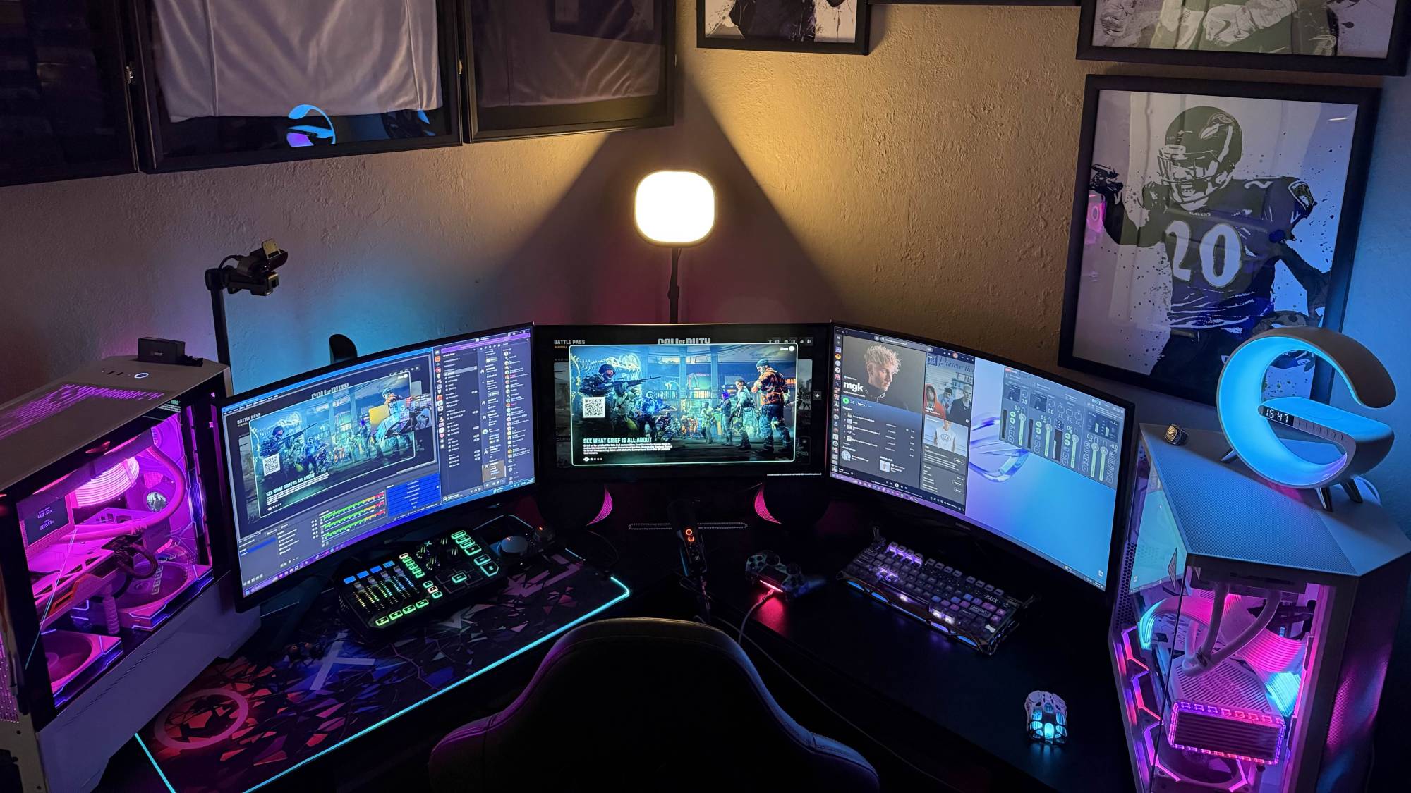 Người dùng Discord Ithaboyatown thiết lập PC có hai máy tính để bàn, ba màn hình và rất nhiều áp phích cầu thủ bóng đá đóng khung, tất cả đều chống lại ánh sáng trong nhà ấm áp.