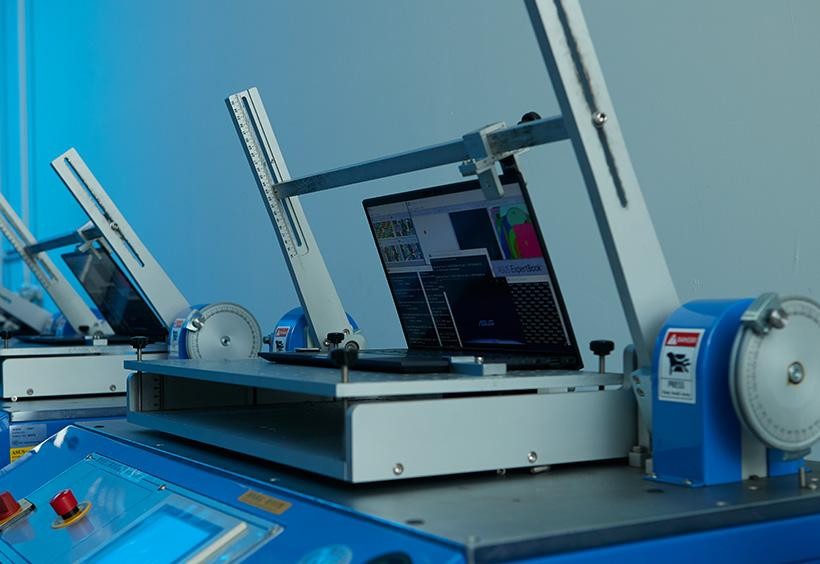 ASUS ExpertBook có bền không: Gập mở 11 năm không hỏng, nước đổ vào không “xi nhê”- Ảnh 5.