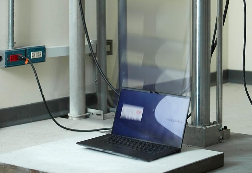 ASUS ExpertBook có bền không: Gập mở 11 năm không hỏng, nước đổ vào không “xi nhê”- Ảnh 7.