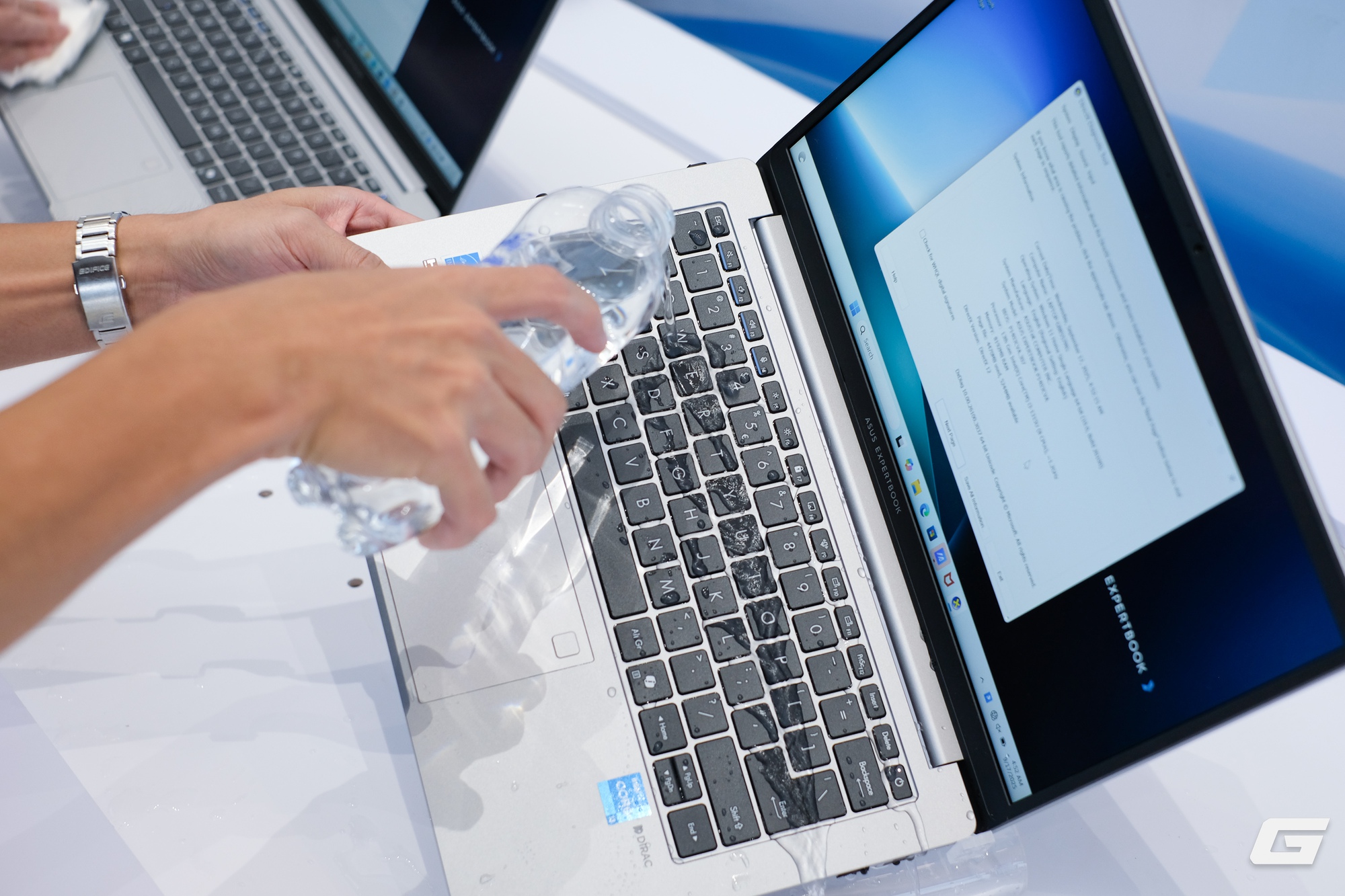 Đây là mẫu laptop doanh nghiệp “quốc dân” của ASUS: Giá mềm nhưng vẫn hỗ trợ AI, bền tới độ đổ nước, làm rơi hay dẫm lên cũng không hỏng- Ảnh 13.