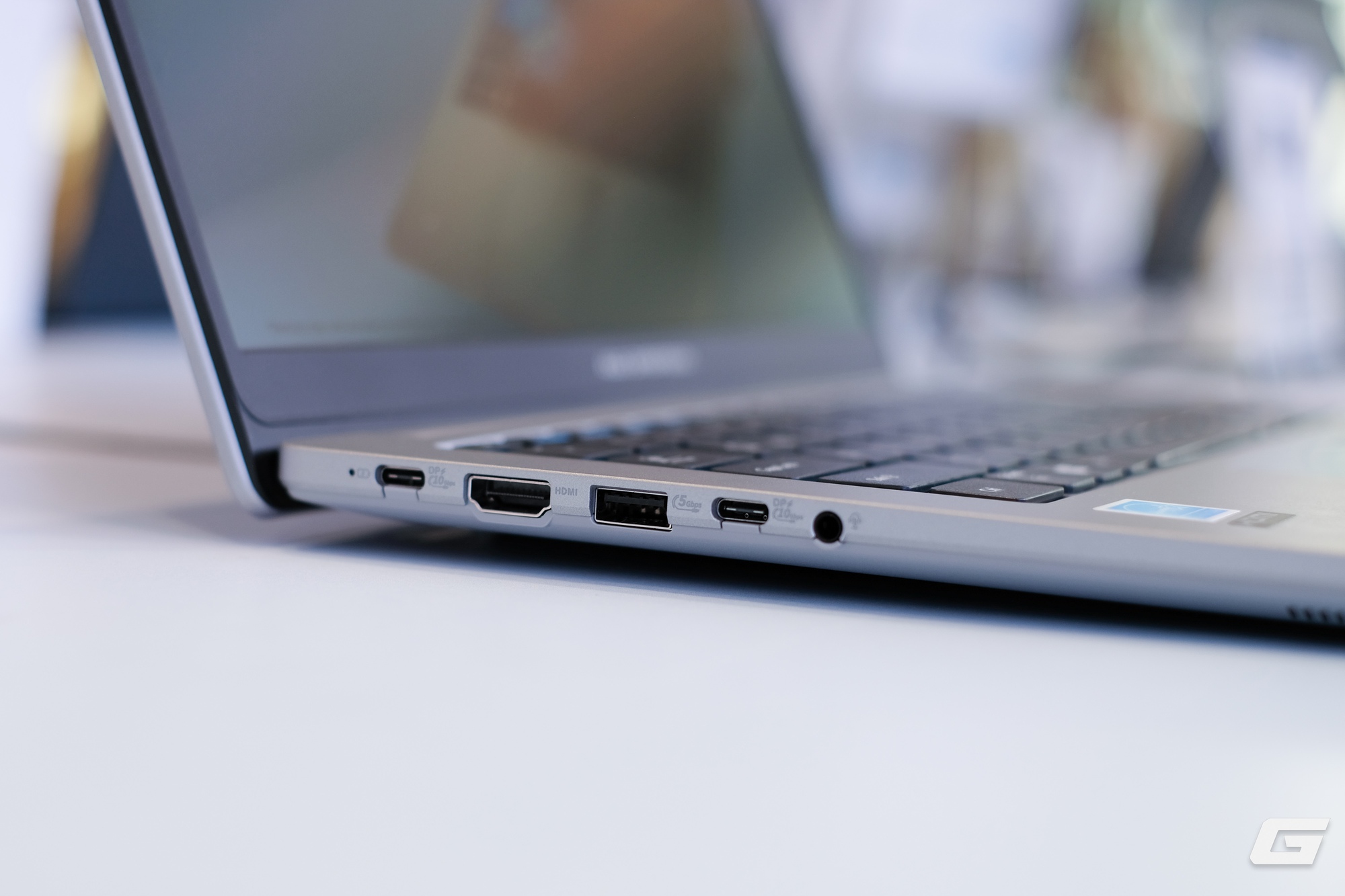 Đây là mẫu laptop doanh nghiệp “quốc dân” của ASUS: Giá mềm nhưng vẫn hỗ trợ AI, bền tới độ đổ nước, làm rơi hay dẫm lên cũng không hỏng- Ảnh 3.