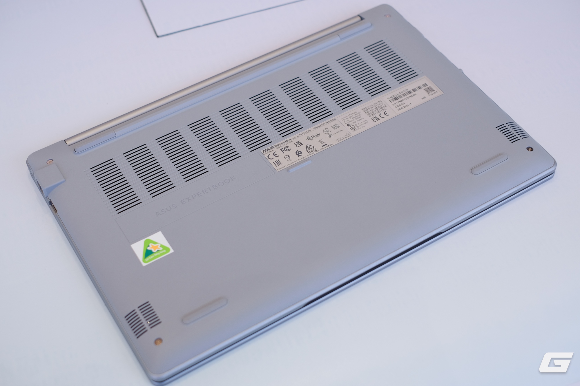 Đây là mẫu laptop doanh nghiệp “quốc dân” của ASUS: Giá mềm nhưng vẫn hỗ trợ AI, bền tới độ đổ nước, làm rơi hay dẫm lên cũng không hỏng- Ảnh 8.