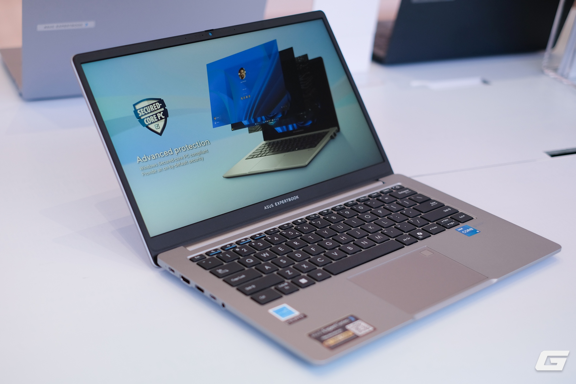 Đây là mẫu laptop doanh nghiệp “quốc dân” của ASUS: Giá mềm nhưng vẫn hỗ trợ AI, bền tới độ đổ nước, làm rơi hay dẫm lên cũng không hỏng- Ảnh 2.