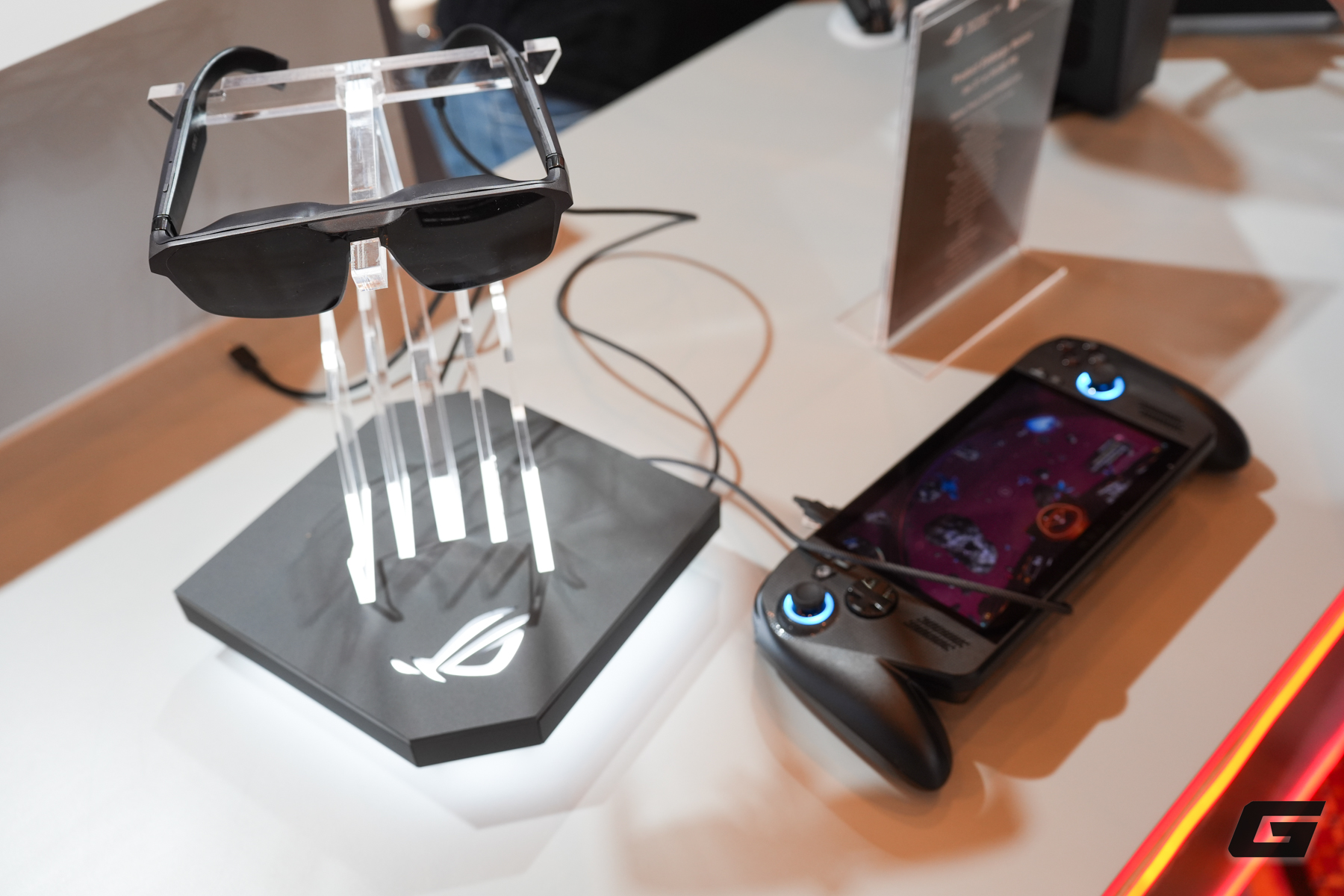 Đây rồi, ASUS đã có kính thực tế tăng cường dành cho ... những người đang phải đeo kính - Ảnh 1.