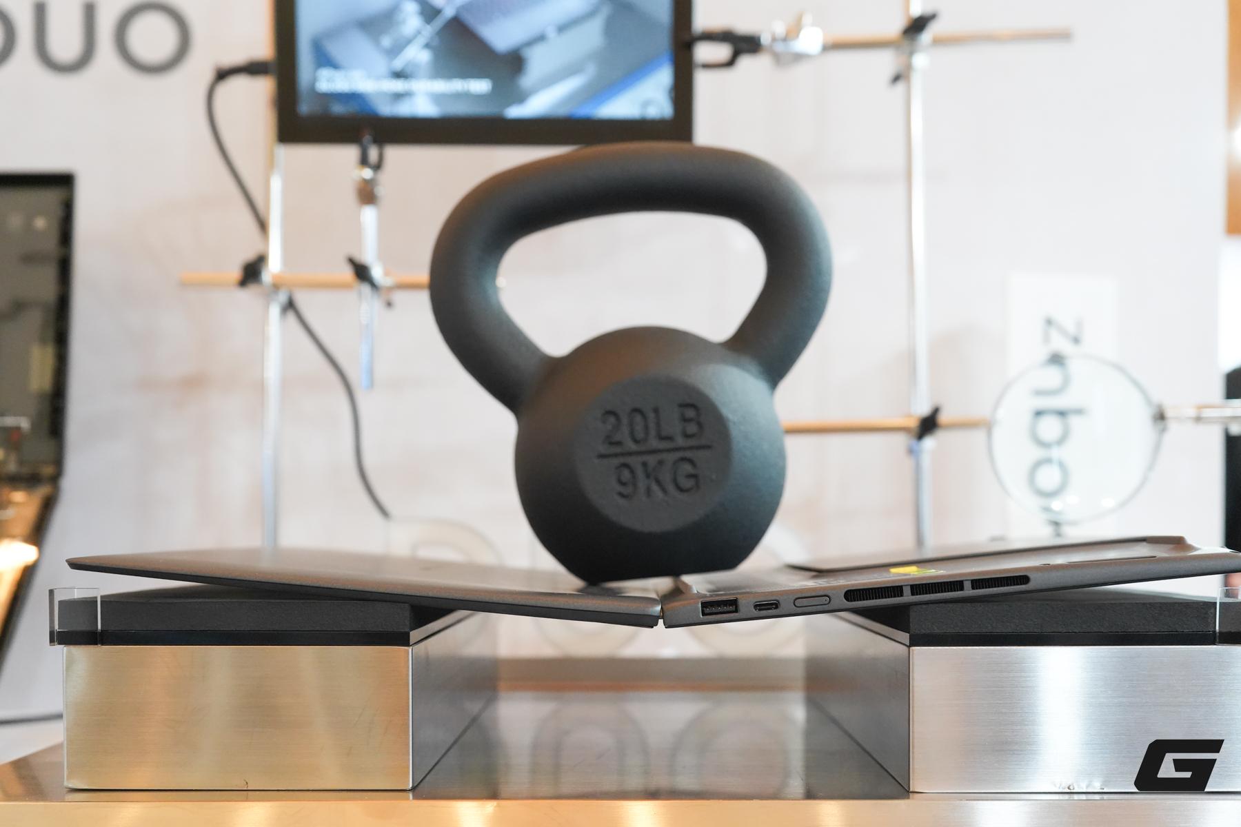 Đem laptop hai màn hình đi 