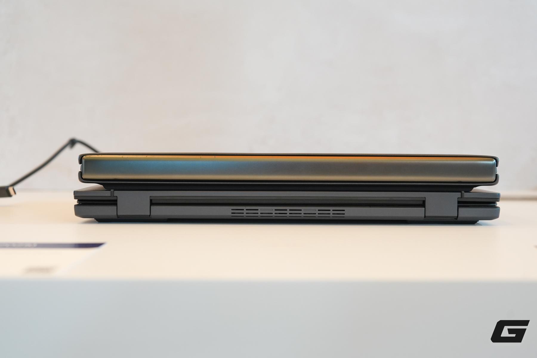 Đem laptop hai màn hình đi 