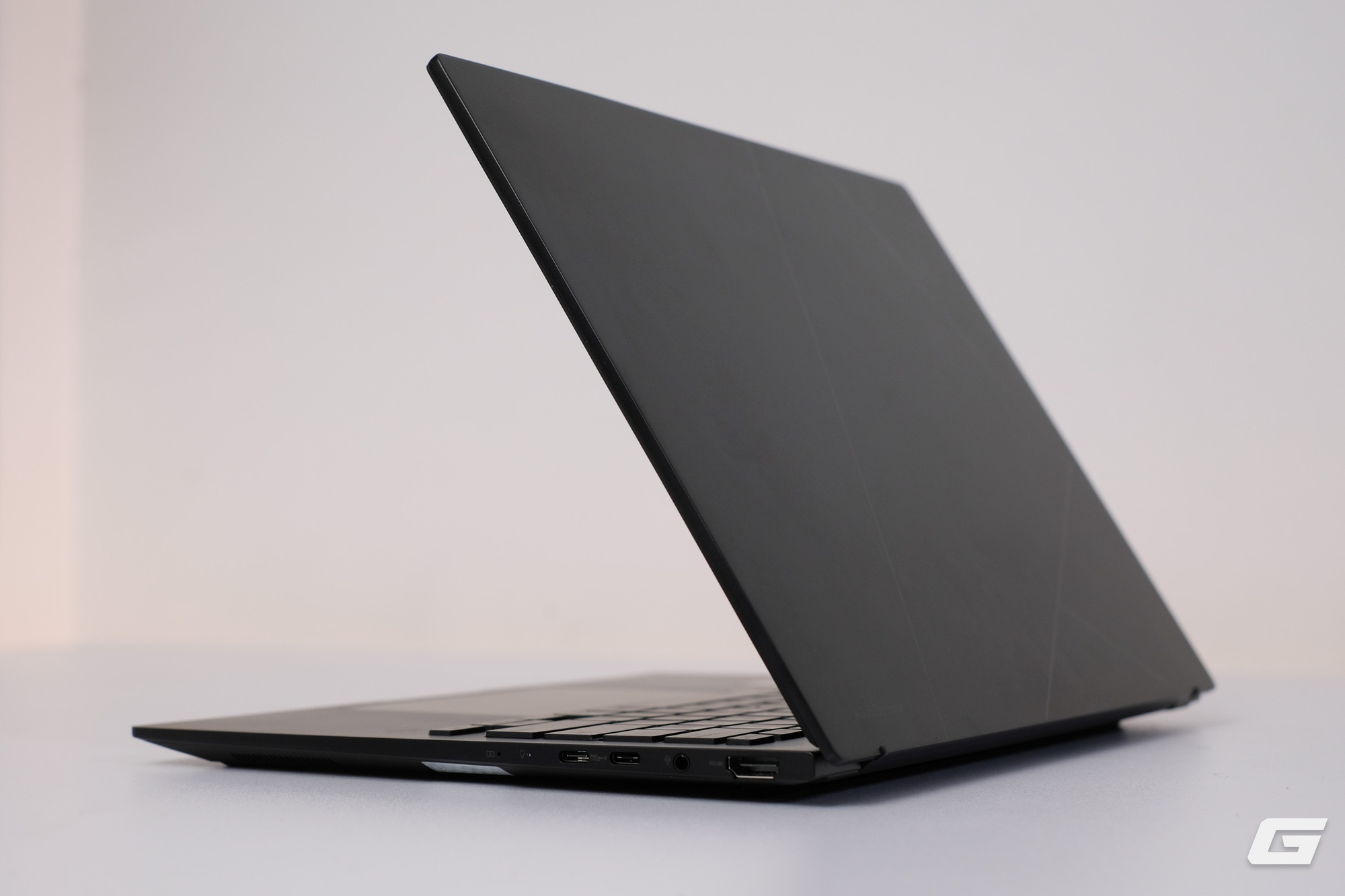 Trên tay ASUS Zenbook 14 (UM3406GA): Laptop Ryzen AI 400 series đầu tiên tại Việt Nam với thế mạnh về thời lượng pin- Ảnh 16.