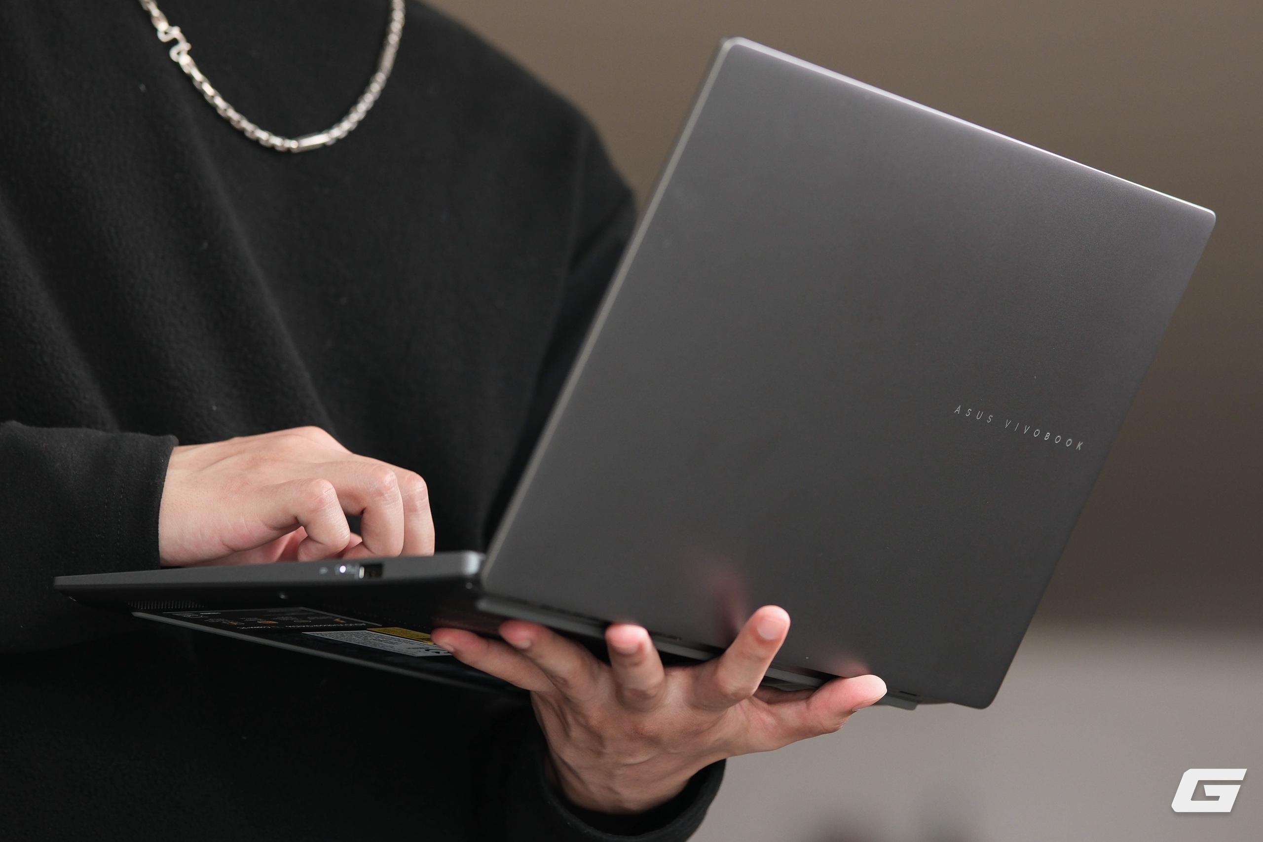 Trên tay ASUS Vivobook S14 (M3407GA): Ryzen AI 400 Series, pin 15 giờ, RAM nâng cấp được, giá gần 25 triệu đồng- Ảnh 15.